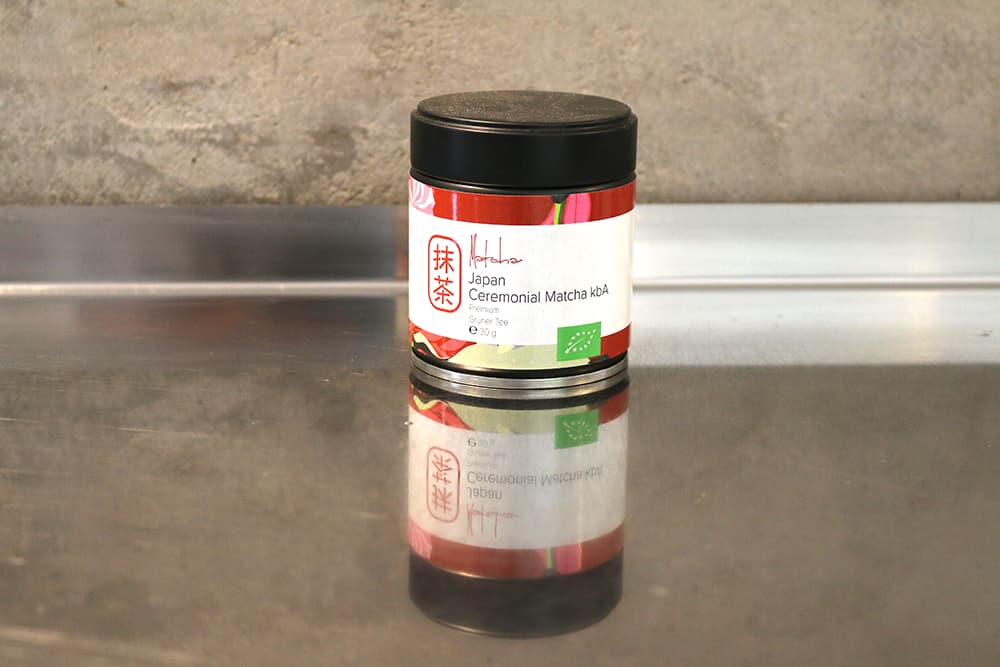 Japan Ceremonial Matcha Premium BIO grüner Tee, Dose 30 g (Elegant. Fein. Vollendet.) Japan Ceremonial Matcha Premium BIO grüner Tee, Dose 30 g (Elegant. Fein. Vollendet.)