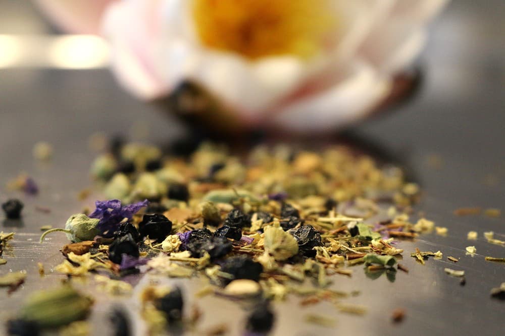 kraeutertee-holunderbluete-ingwer-s Holunderblüte Ingwer, 100g (Ayurveda Tee auf Rooibos-Basis)