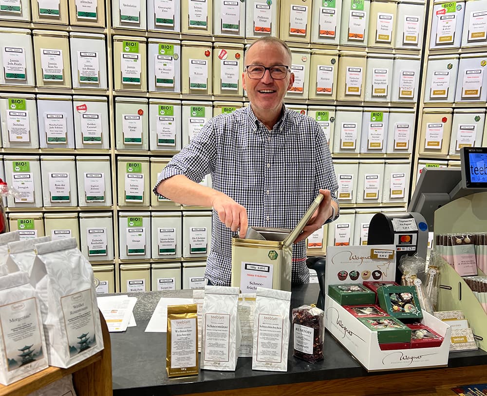 Markus Gerich beim Tee abfüllen