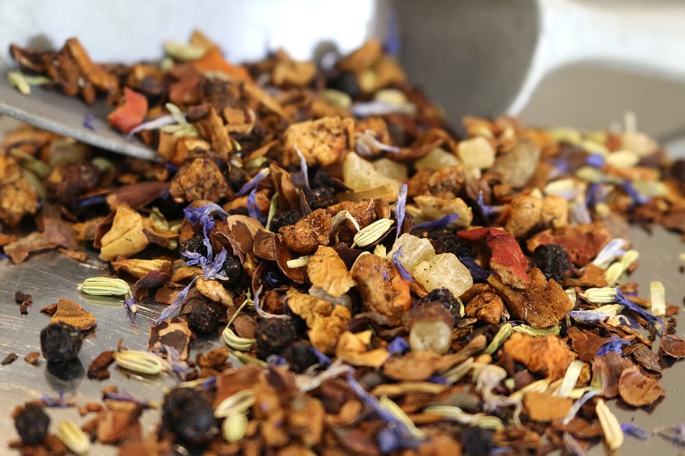 Winterbeeren, 100g (Aromatisierter Kräutertee mit Heidelbeer-Sahne-Zimt Geschmack) Winterbeeren, 100g (Aromatisierter Kräutertee mit Heidelbeer-Sahne-Zimt Geschmack)