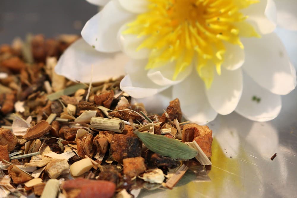 kraeutertee-maenntertraum-1-s Männertraum, 100g (Ayurveda Tee mit echter Wurzelkraft – Ingwer & Ginseng)