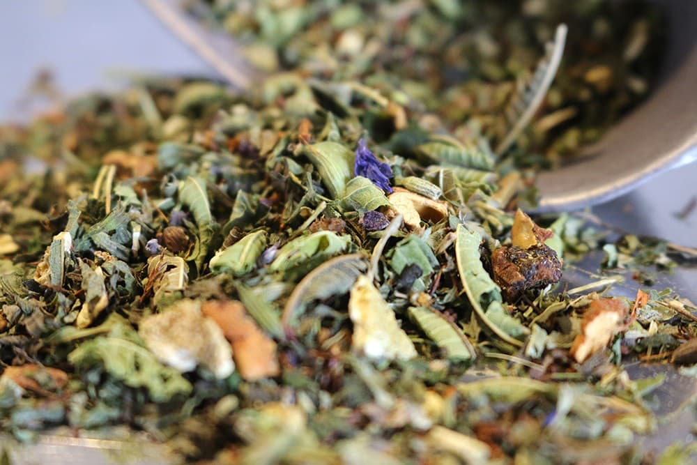 kraeutertee-chill-out-tee-bio-s Chill Out Tea, Bio, 100g (Kräutertee - Blutorange. Hanf. Balance.)