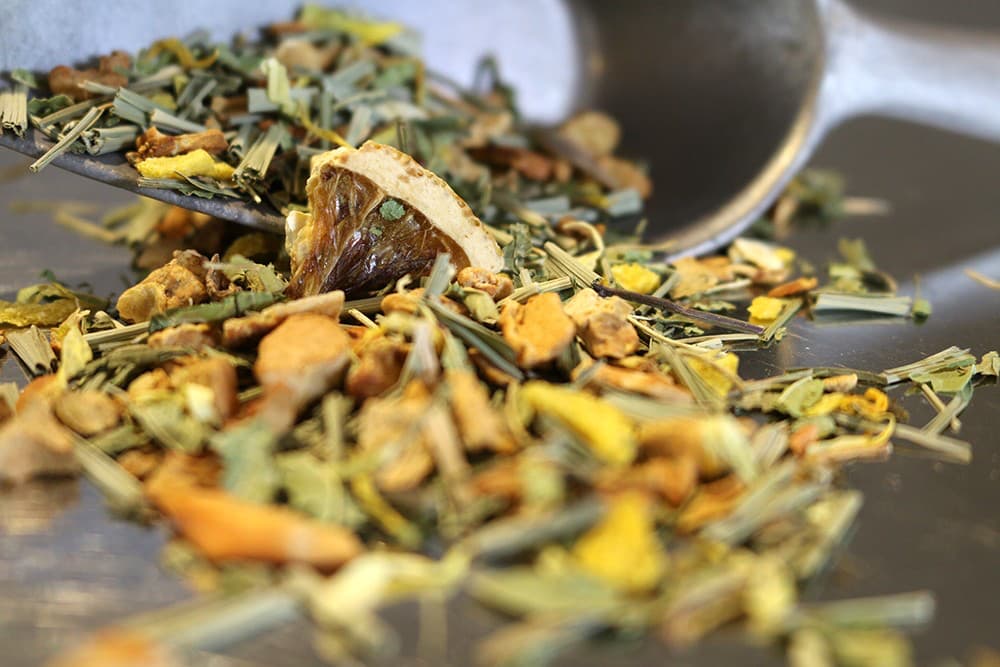 kraeutertee-orange-auf-kraeutern-s Orange auf Kräutern, 100g (dezente Zitrusfrische von Ronnefeldt)