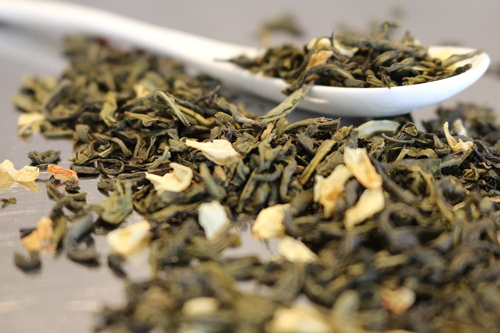 gruener-tee-jasmintee-mit-blueten-s Jasmintee mit Blüten, Grüner Tee nur durch Jasminblüten aromatisiert