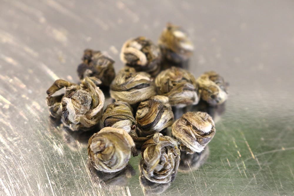 gruentee-silvery-pearl-mountain-2-s China: Silvery Pearl Mountain, 100g (Tai Mu Long Zhu), Bio (Grüner Tee)