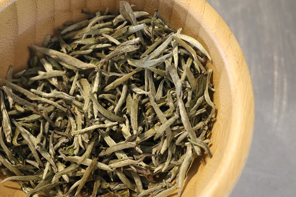 weisser-tee-yin-zhen-silver-needle-s China: Yin Zhen Silver Needle (Weißer Tee - Zart. Rein. Kostbar.)