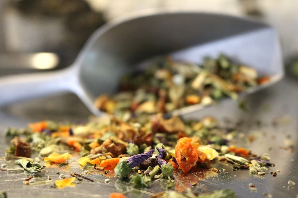 kraeutertee-schweizer-kraeutertee-s Schweizer Kräutertee, 100g (Natürlich aromatisiert, mit Orange-Minze-Geschmack)