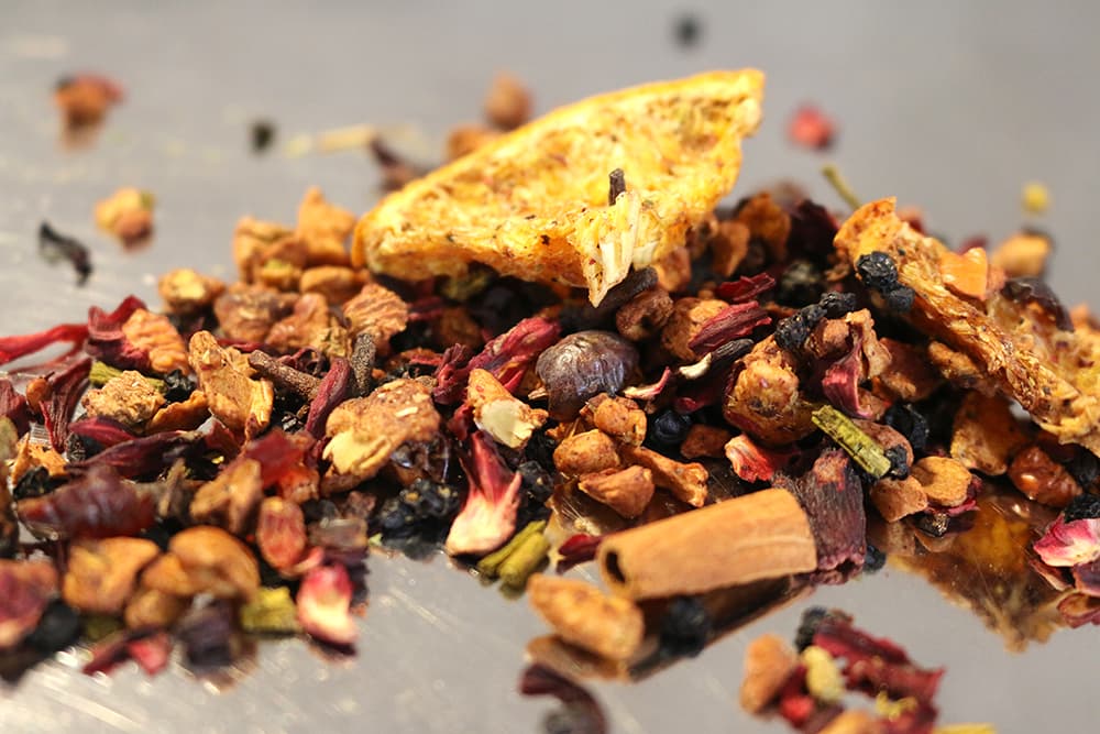 Früchtetee Feuerzangenbowle Hier sieht man den losen Früchtetee Feuerzangebowle mit Hibiskus, Apfel und Orangenstücken