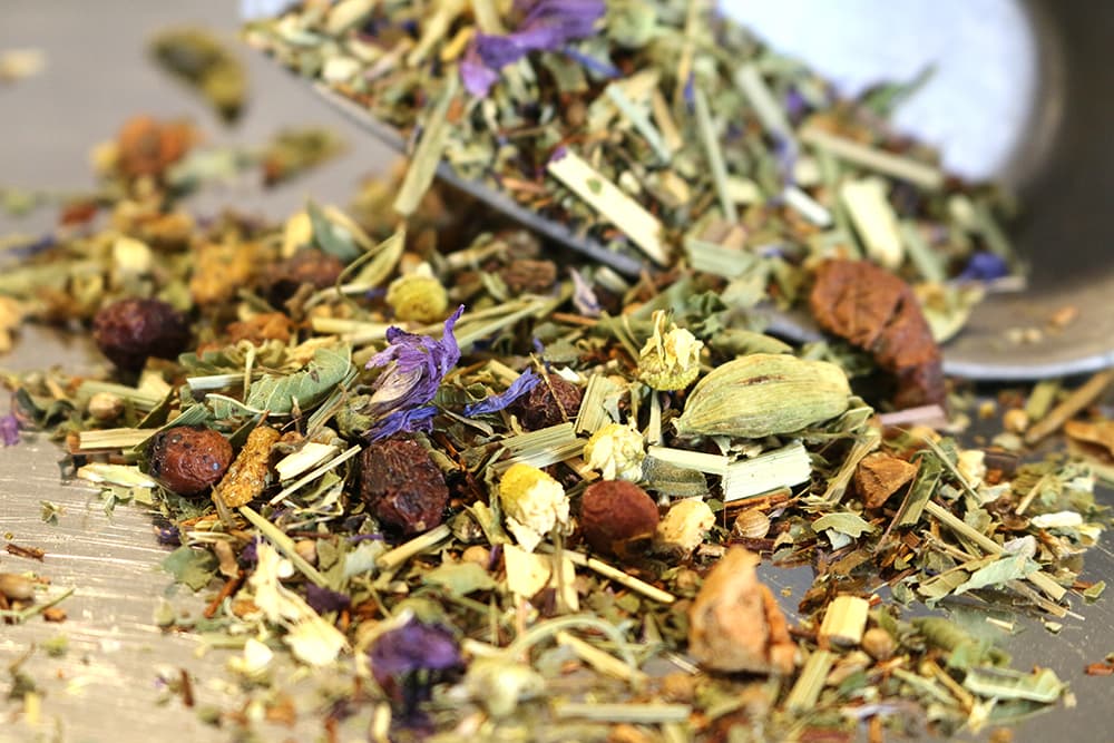 kraeutertee-gluecklicher-augenblick-s Glücklicher Augenblick, 100g (Nat. aromatisierter Kräutertee - Fruchtig. Sanft. Unbeschwert.)